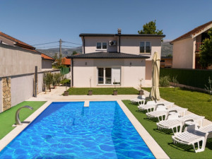 Mostar villa sa bazenom i konobom