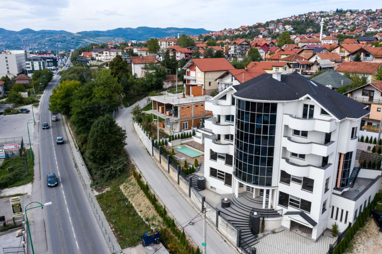 NN Nekretnine: Luksuzna kuća sa bazenom - Rajlovac 3