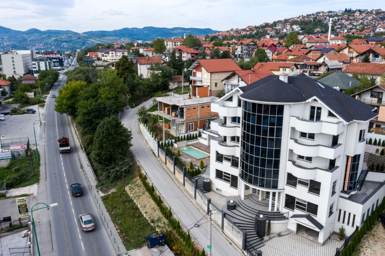 NN Nekretnine: Luksuzna kuća sa bazenom - Rajlovac – pohled 4