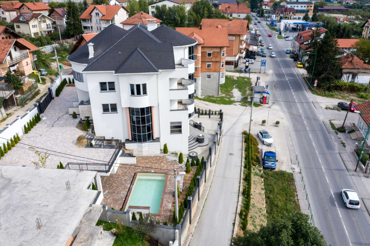 NN Nekretnine: Luksuzna kuća sa bazenom - Rajlovac – pohled 5