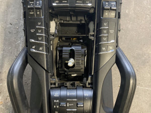 SREDNJA KONZOLA TIPKE PORSCHE CAYENNE 958 7P