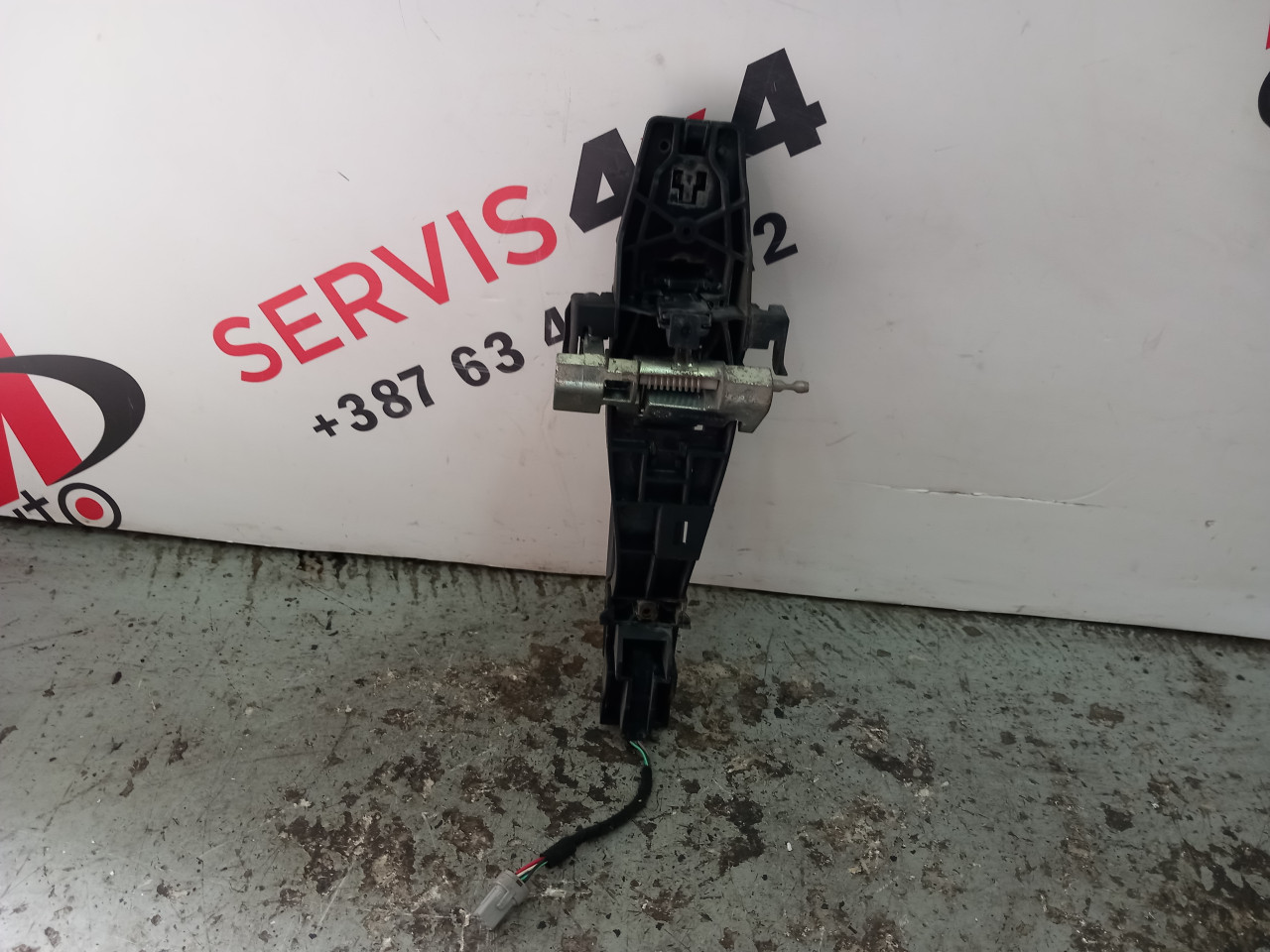 kvaka prednja desna range rover sport L320 AH22203A28DB