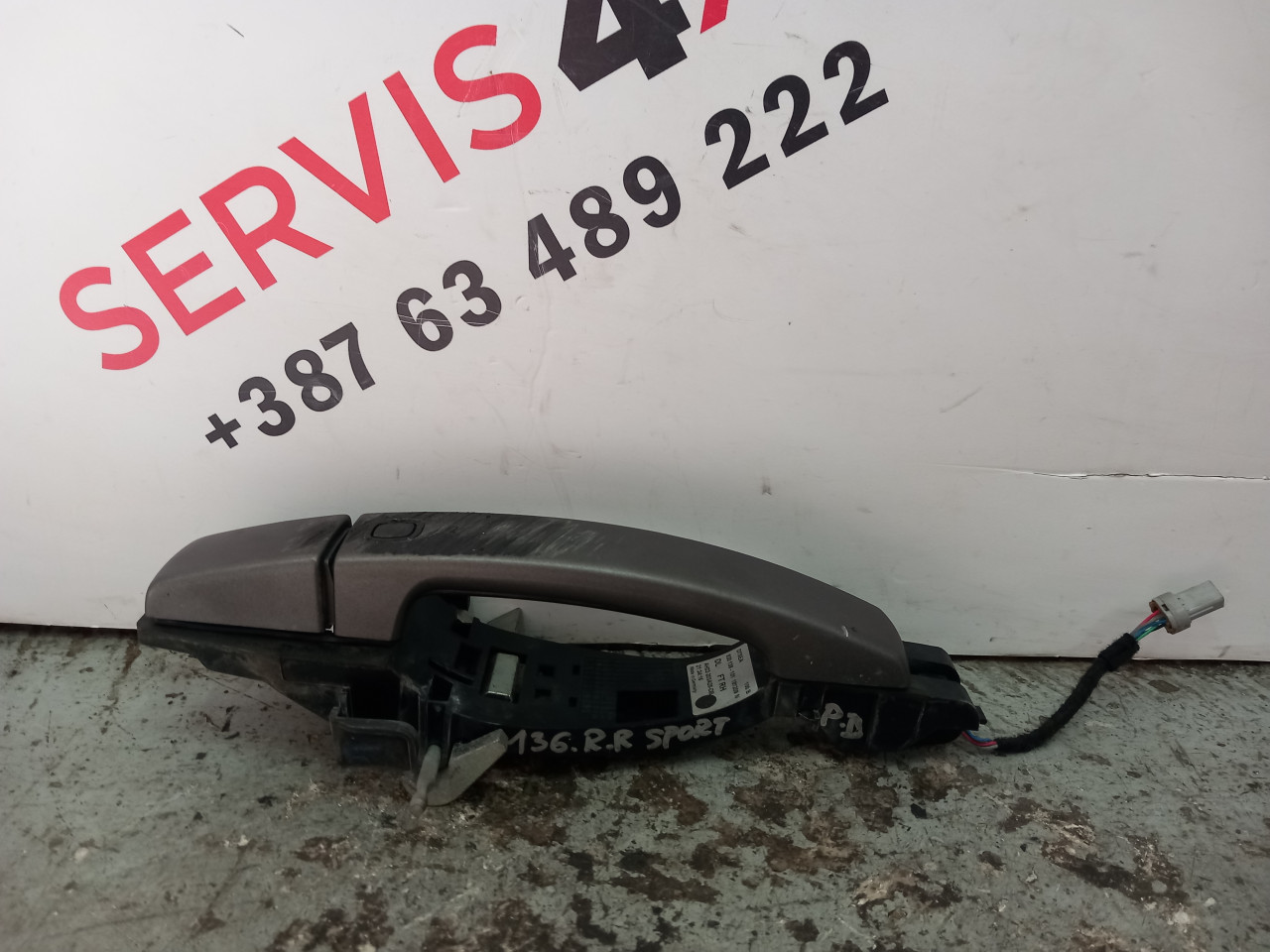 kvaka prednja desna range rover sport L320 AH22203A28DB