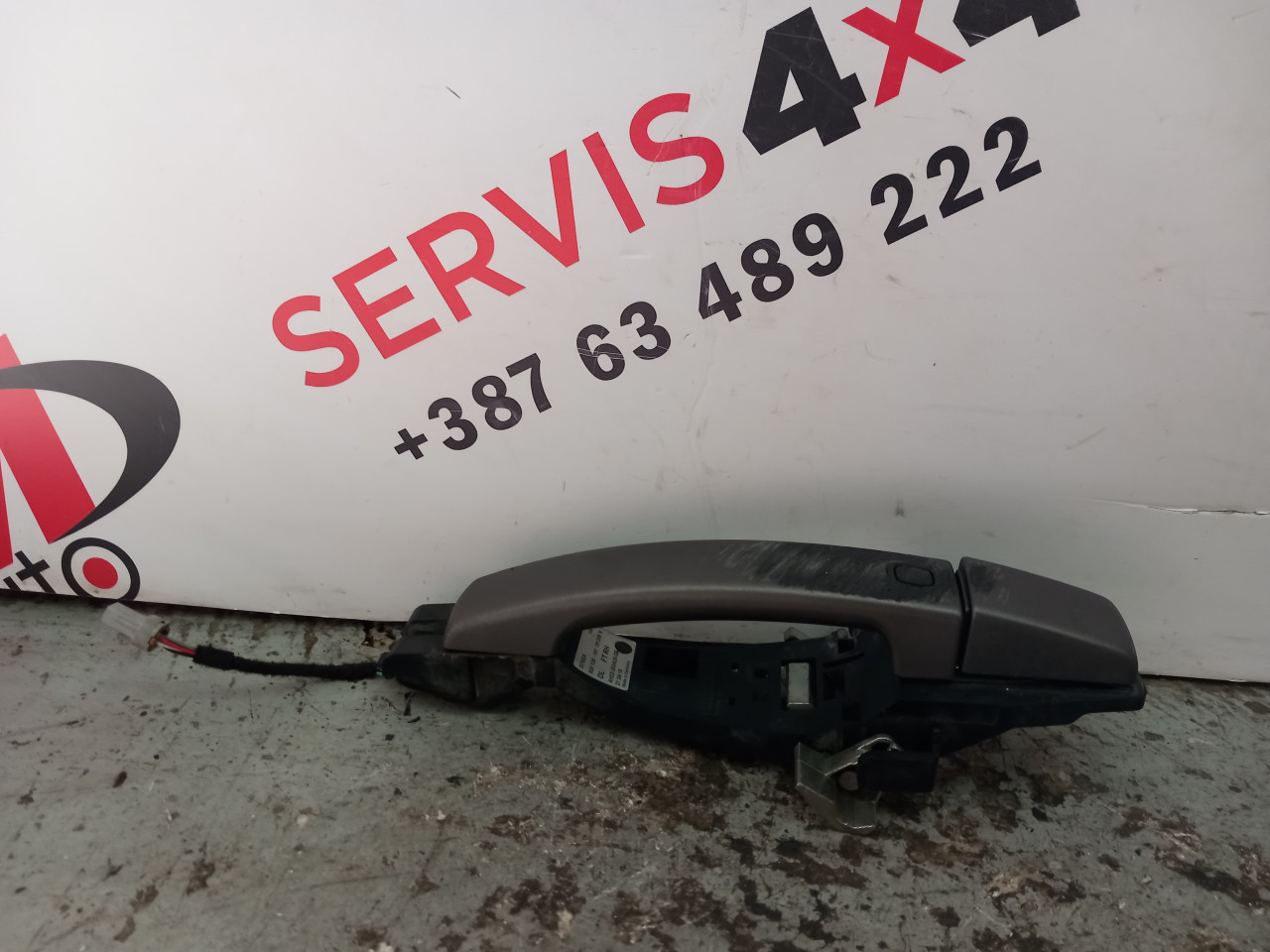 kvaka prednja desna range rover sport L320 AH22203A28DB