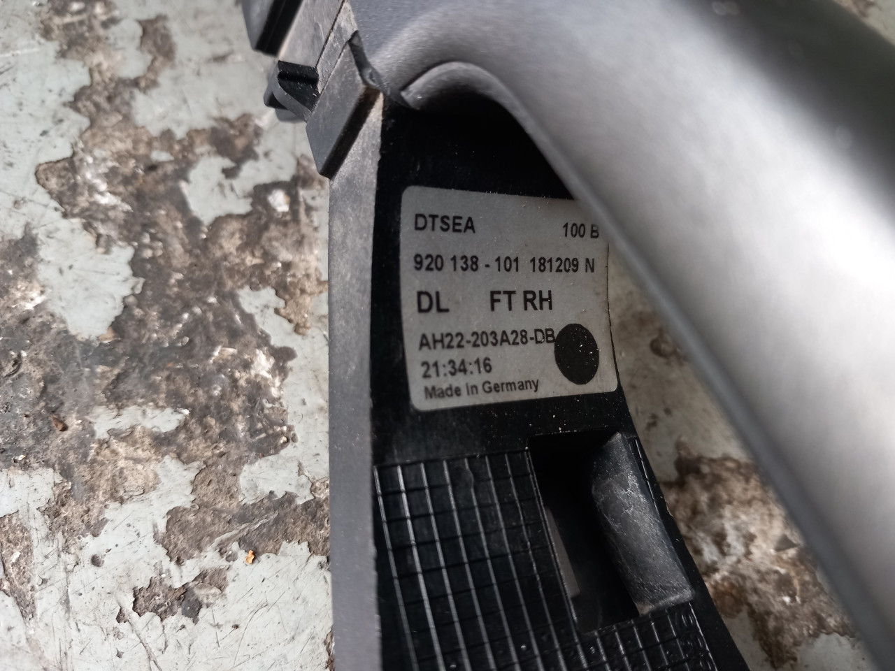 kvaka prednja desna range rover sport L320 AH22203A28DB