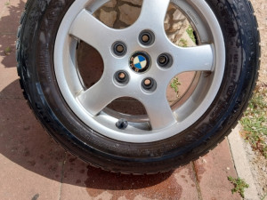 15 felge s gumam za BMW-a