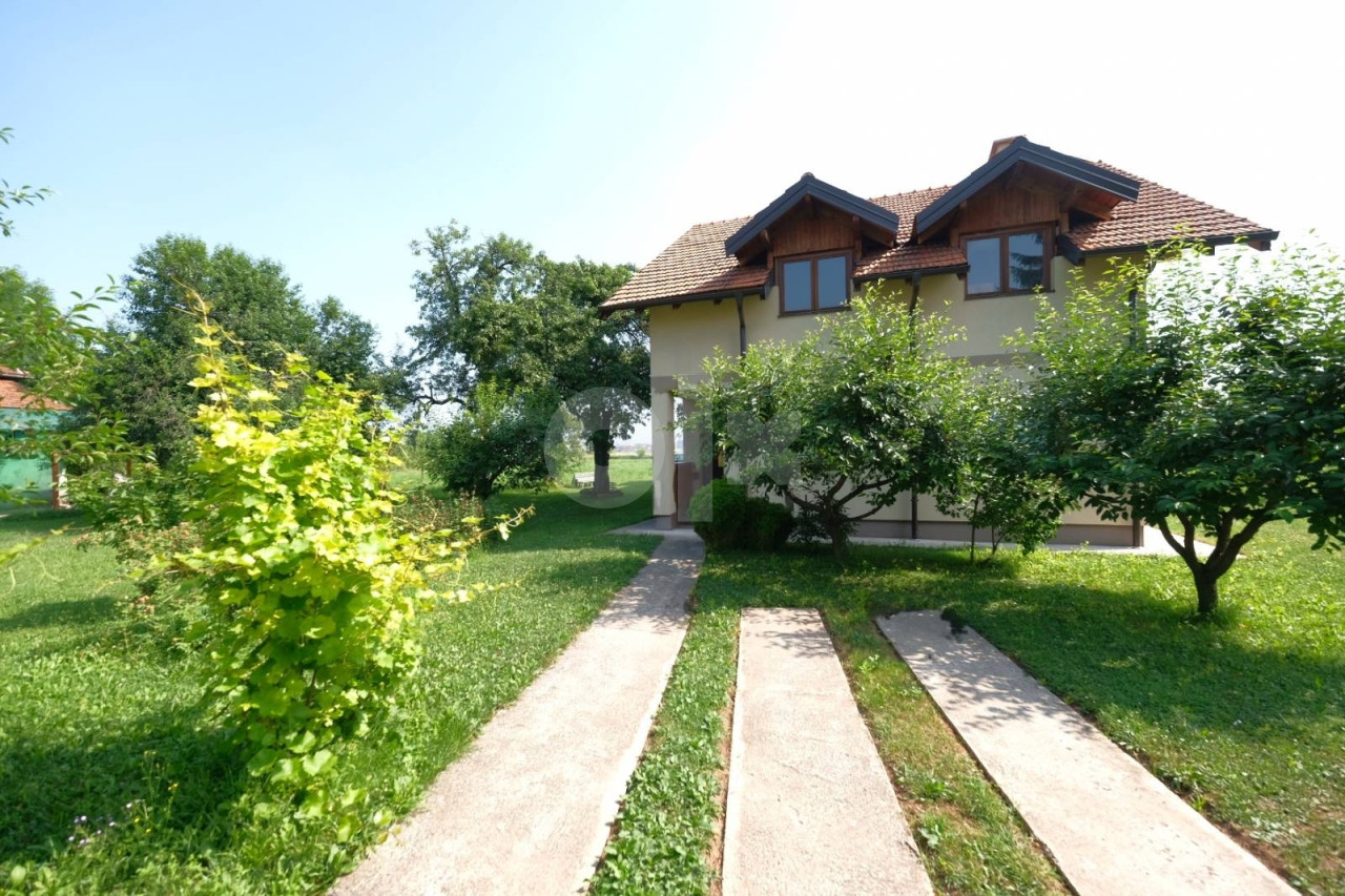 Porodična kuća sa bazenom i zemljištem, Butmir, 400m2 2