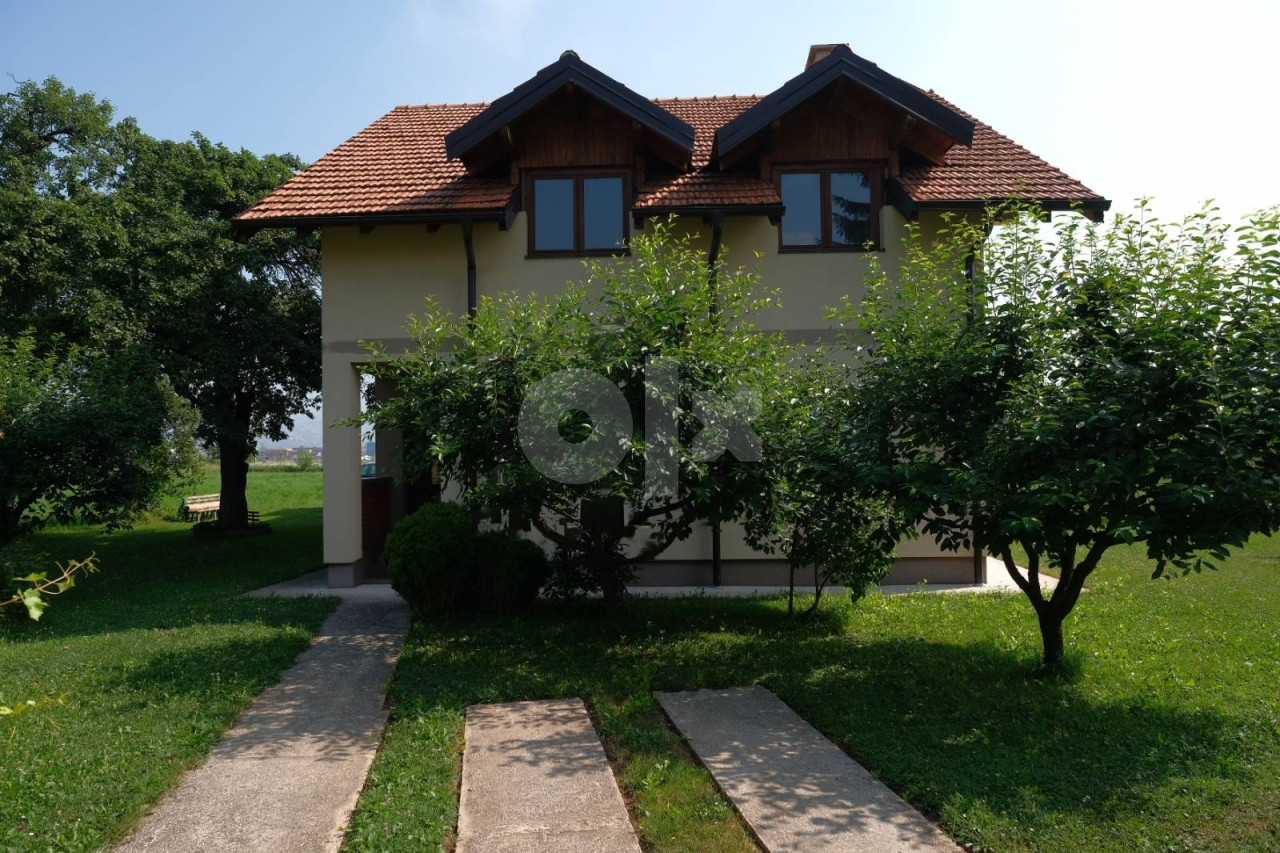 Porodična kuća sa bazenom i zemljištem, Butmir, 400m2 3