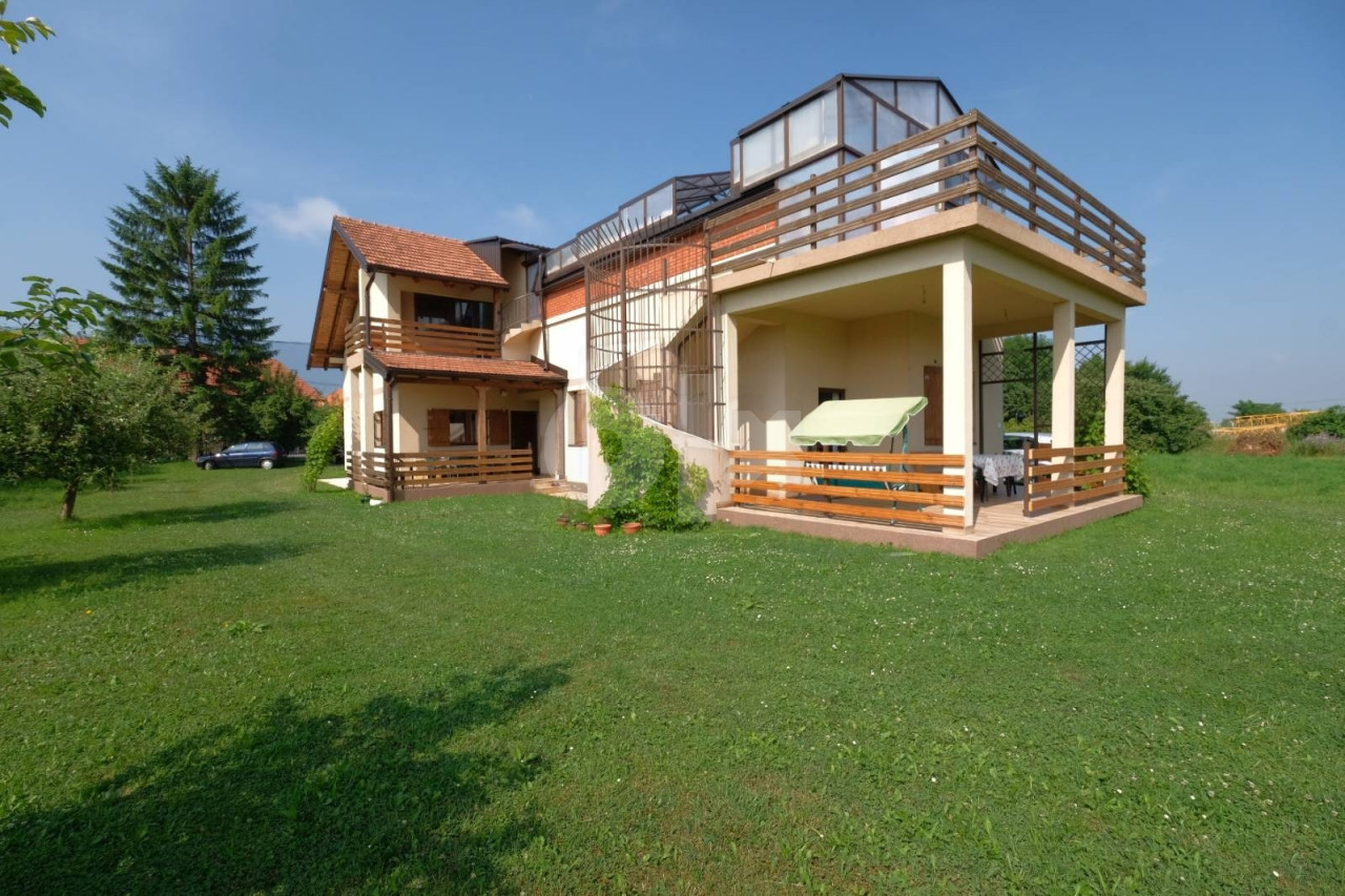 Porodična kuća sa bazenom i zemljištem, Butmir, 400m2