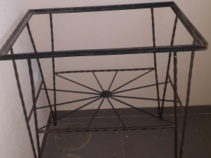 Odlično željezno postolje za sto - stabilno