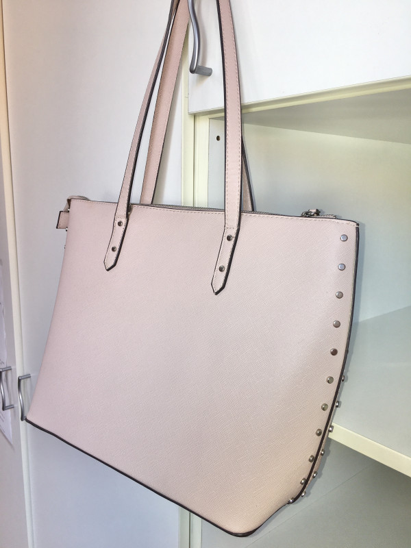 Bershka ženska baby roza torba
