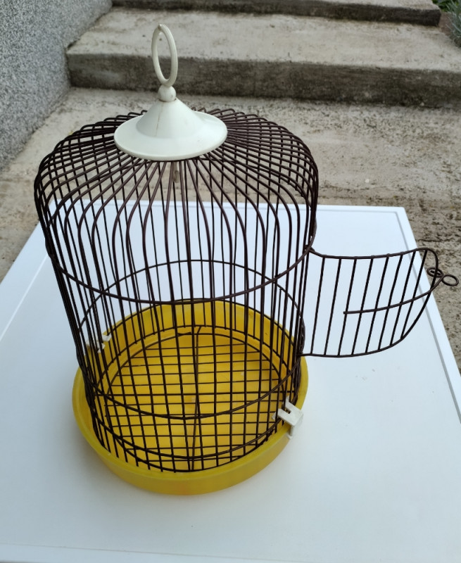 Stari kavez za ptice (pod detaljno)