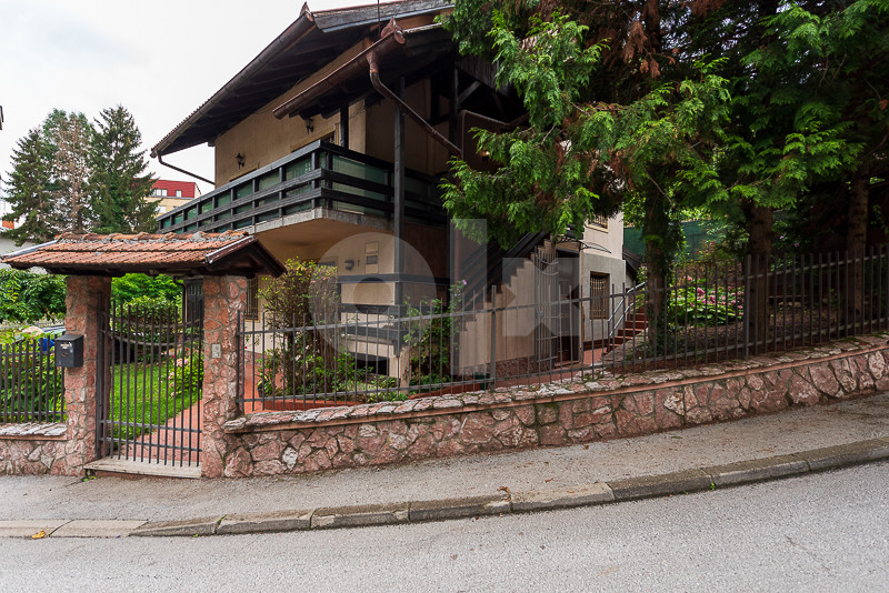Maja, 180 m², krunt 240 m²