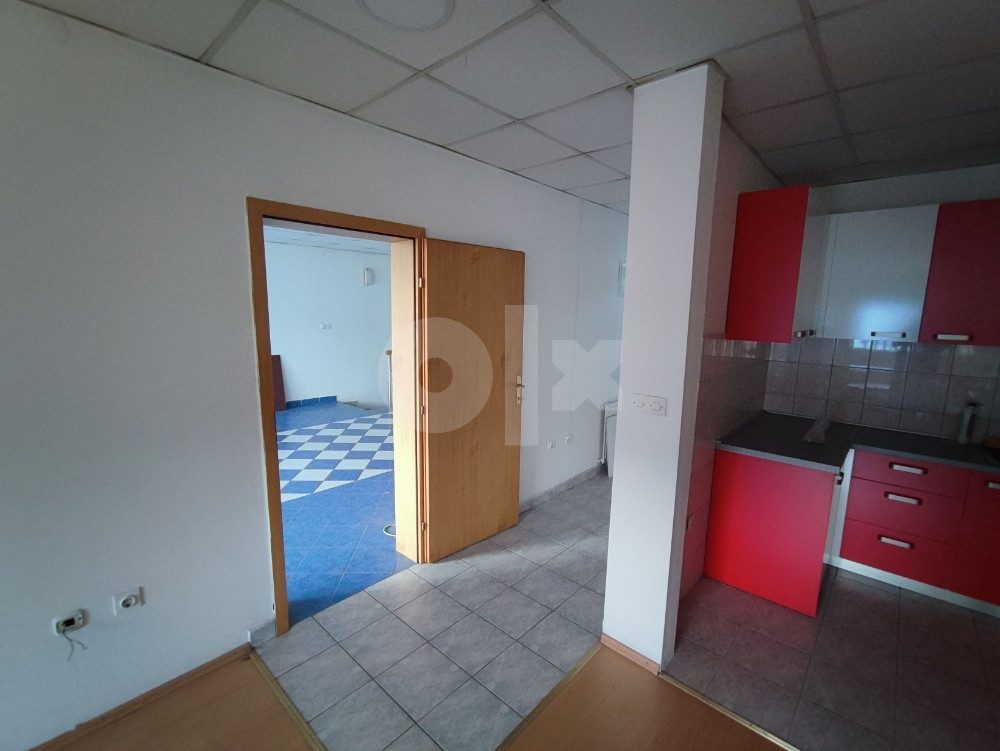 Prodajem/Iznajmljujem poslovno-stambeni prostor u centru Viteza 11