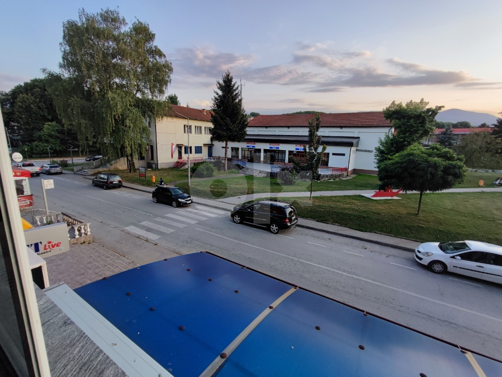Prodajem/Iznajmljujem poslovno-stambeni prostor u centru Viteza 6