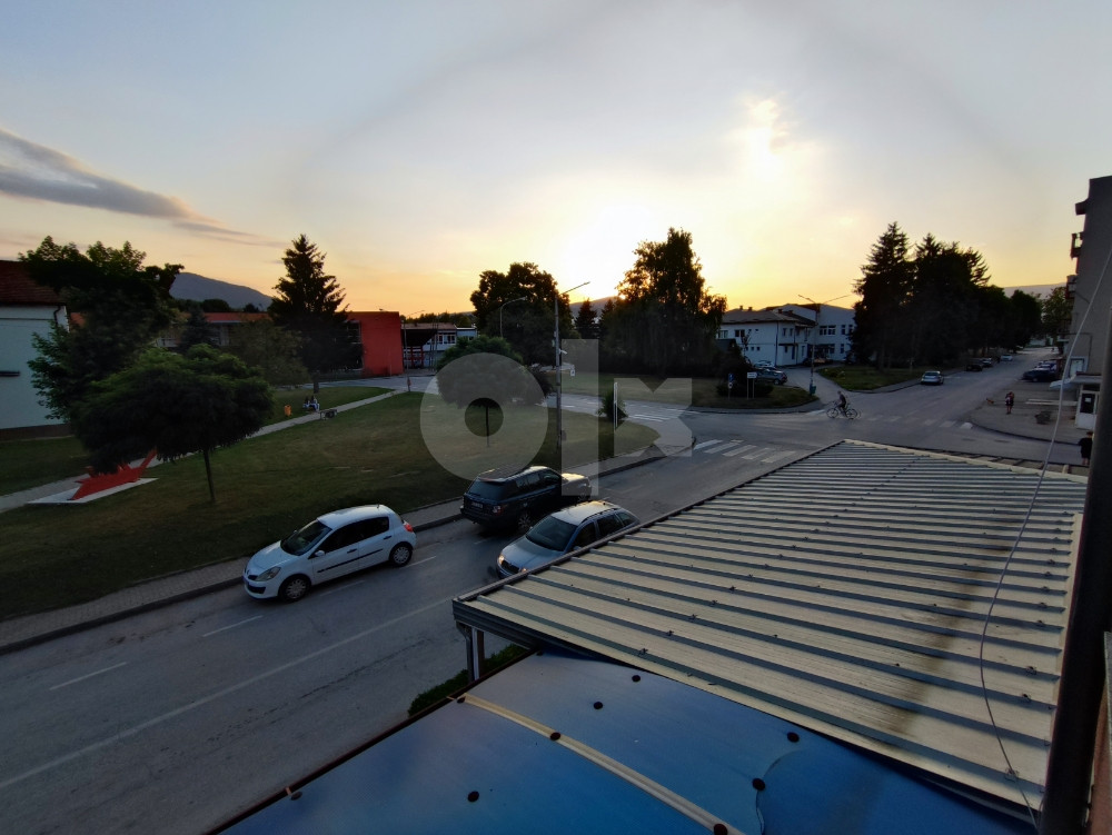 Prodajem/Iznajmljujem poslovno-stambeni prostor u centru Viteza 4