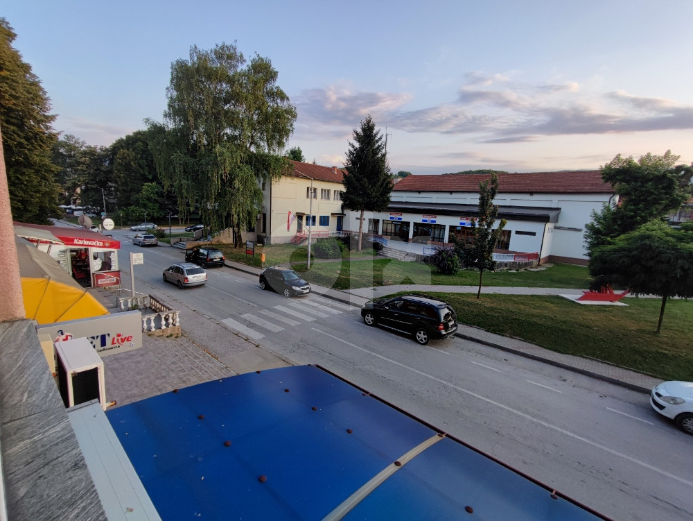 Prodajem/Iznajmljujem poslovno-stambeni prostor u centru Viteza 14
