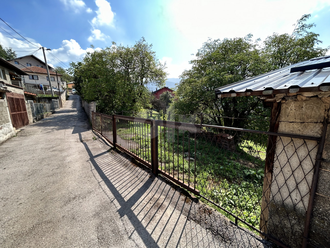 Zemljište 7066m2 sa kućom i garažama - 1 km od Baščaršije! 15