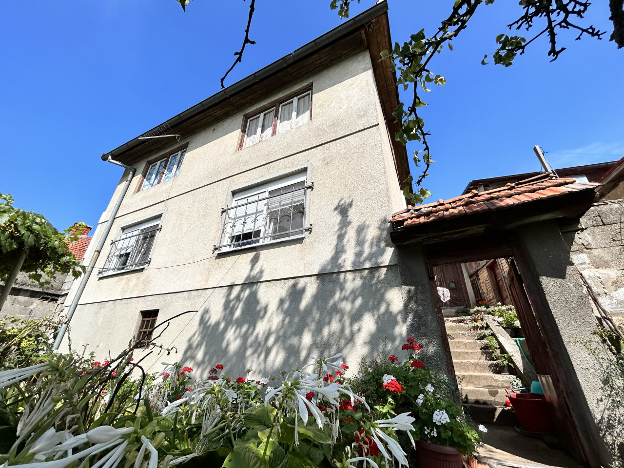 Zemljište 7066m2 sa kućom i garažama - 1 km od Baščaršije!