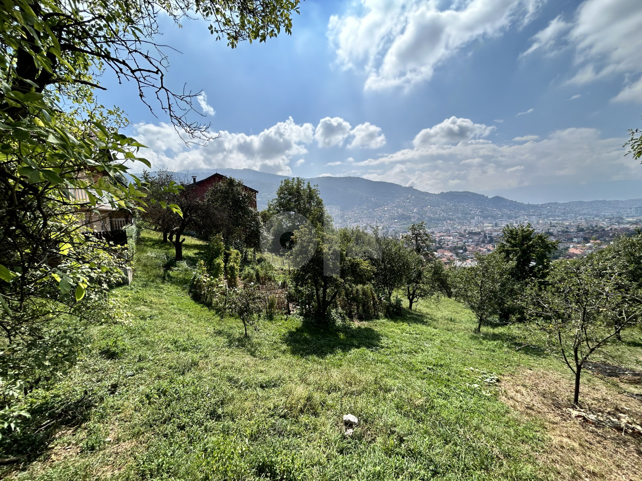 Zemljište 7066m2 sa kućom i garažama - 1 km od Baščaršije! 7