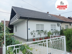 House with ground floor and basement on a 642m2 plot