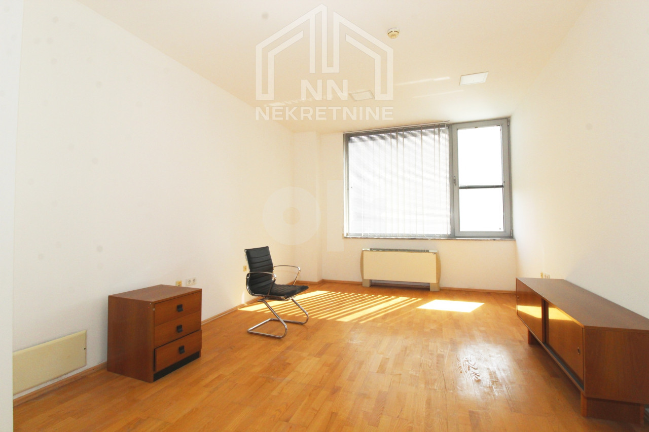 NN Nekretnine: Poslovni prostor 650m2 - Rajlovac 19