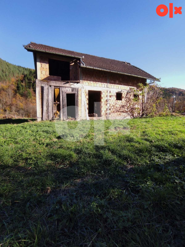 Zemljište Pale/Podgrab 1732m2 + objekat 5