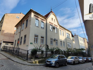 Centar , komforan trosobni stan od 92 m2!