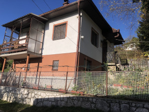 Kuca sa pomocnim objektom i bastom