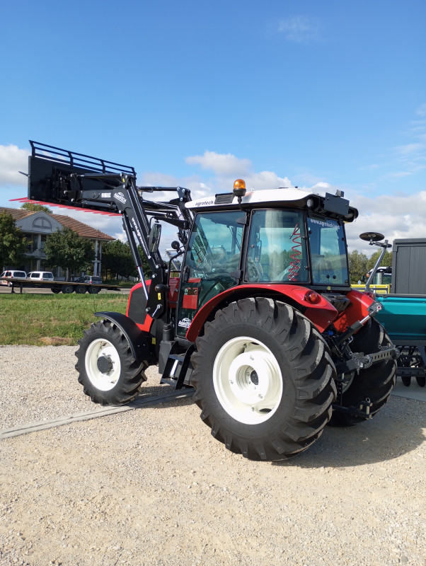 Traktor Armatrac 854 lux