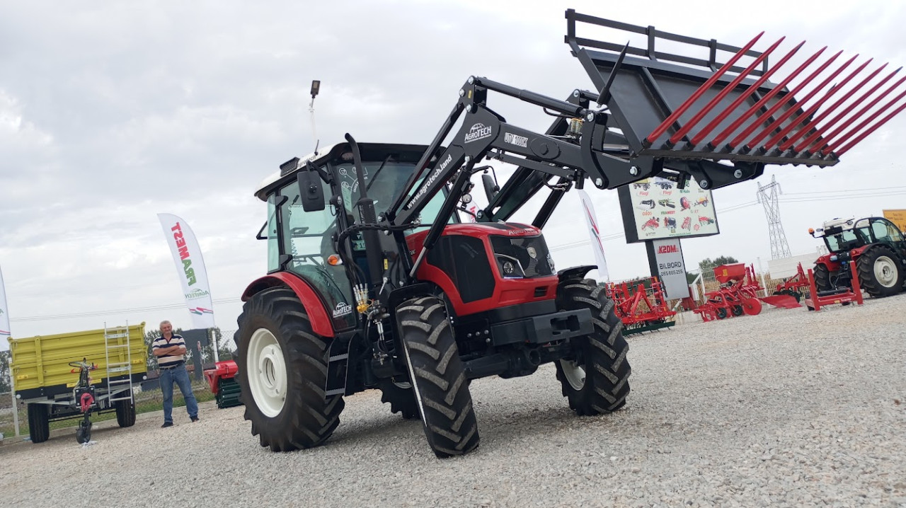 Traktor Armatrac 854 lux