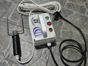 Omamljivac struja soker sa kontrolnim lampicama i prekidacem