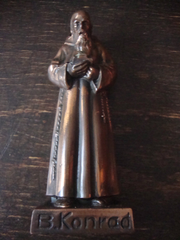 Katolička mala metalna figura - skulptura B. Konrad