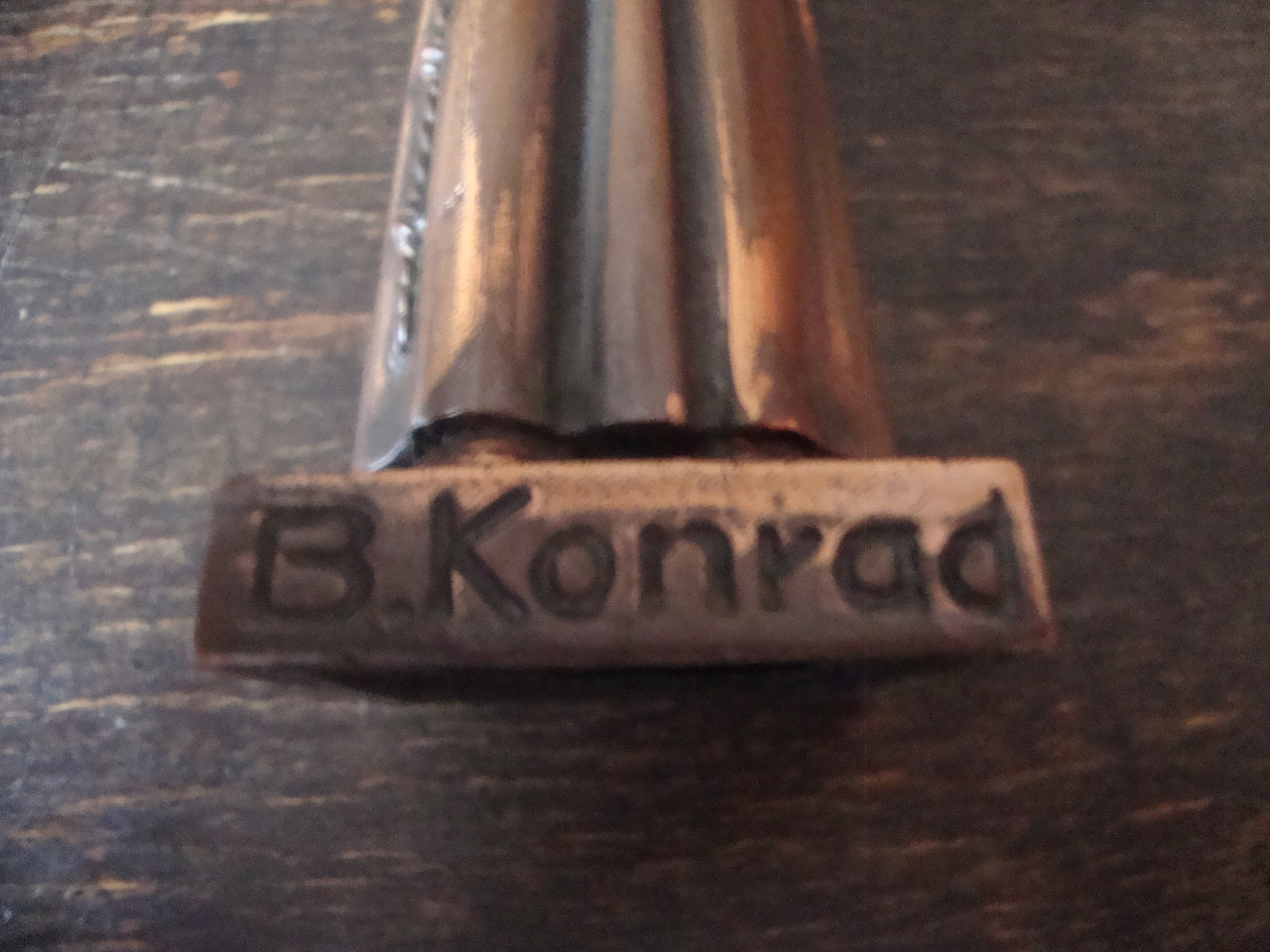 Katolička mala metalna figura - skulptura B. Konrad