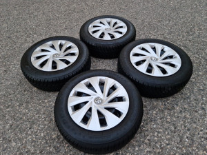 Celicne felge 15 5x100 VW Polo 2G sa ratkapama i zimskim gumama 1