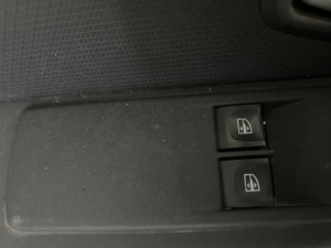 Prekidac prozora prednji lijevi Renault Clio 2015 (fotografija 1)
