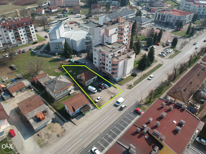 Kuca u laktasima sa zemljistem centar pored ceste 3