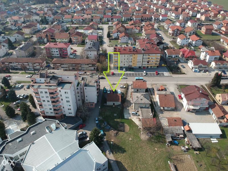 Kuca u laktasima sa zemljistem centar pored ceste