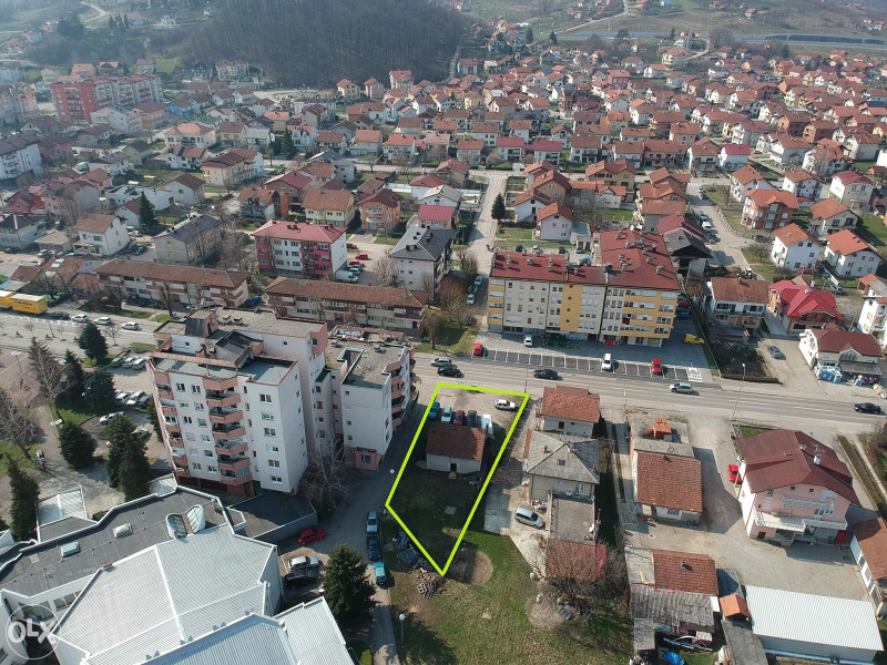 Kuca u laktasima sa zemljistem centar pored ceste 2
