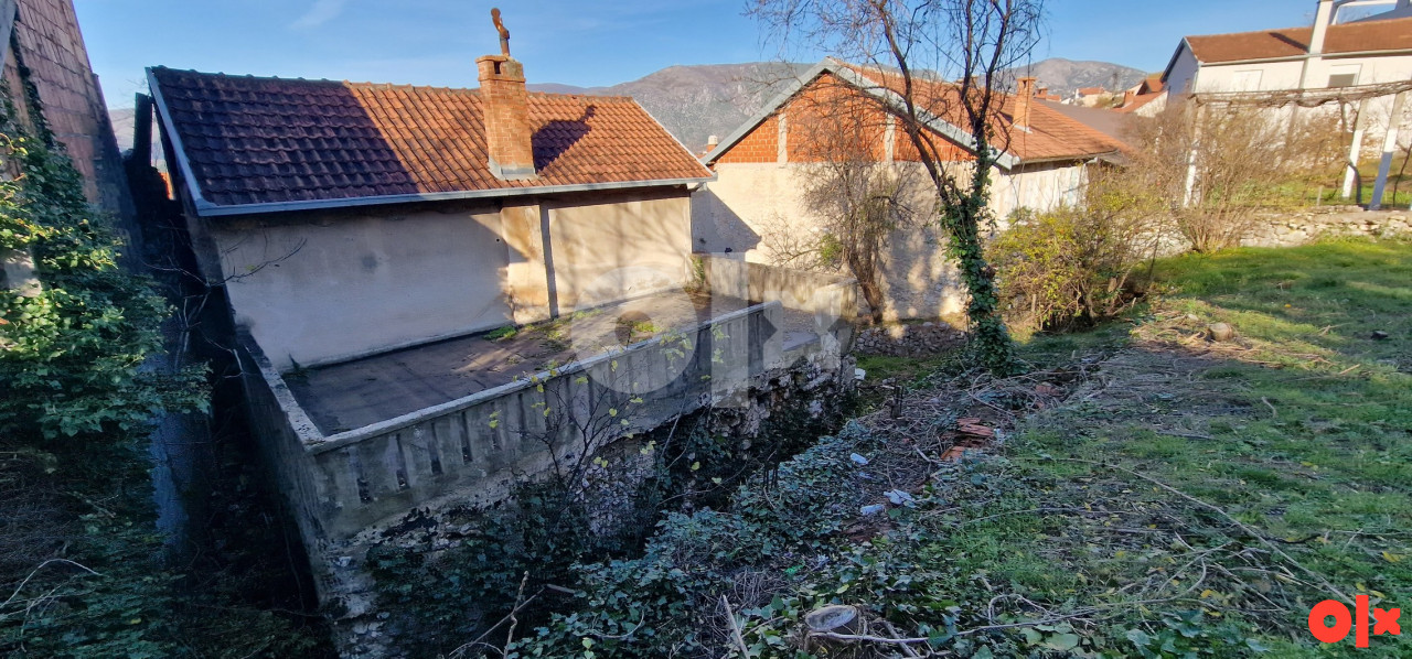 Zemljište 832m2 i uknjižena kuća uz M17 6