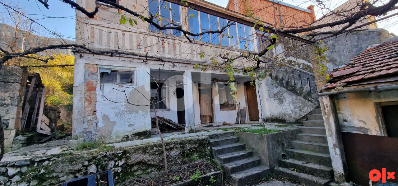 Zemljište 832m2 i uknjižena kuća uz M17 8