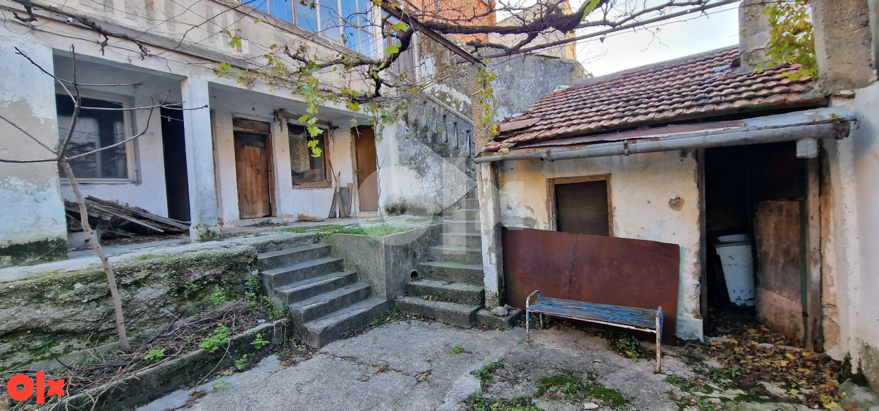 Zemljište 832m2 i uknjižena kuća uz M17 9