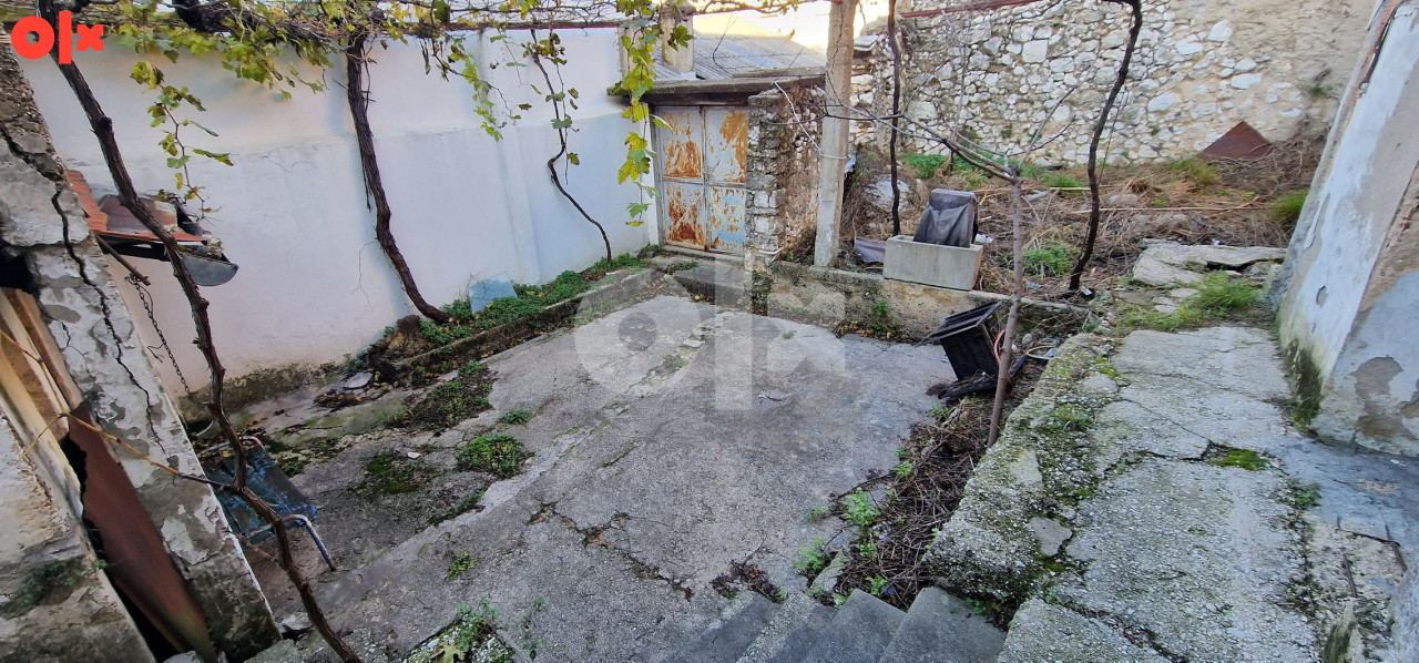 Zemljište 832m2 i uknjižena kuća uz M17 10