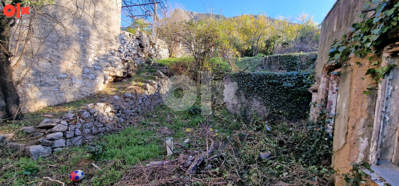 Zemljište 832m2 i uknjižena kuća uz M17 11