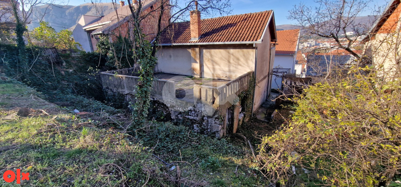 Zemljište 832m2 i uknjižena kuća uz M17 12