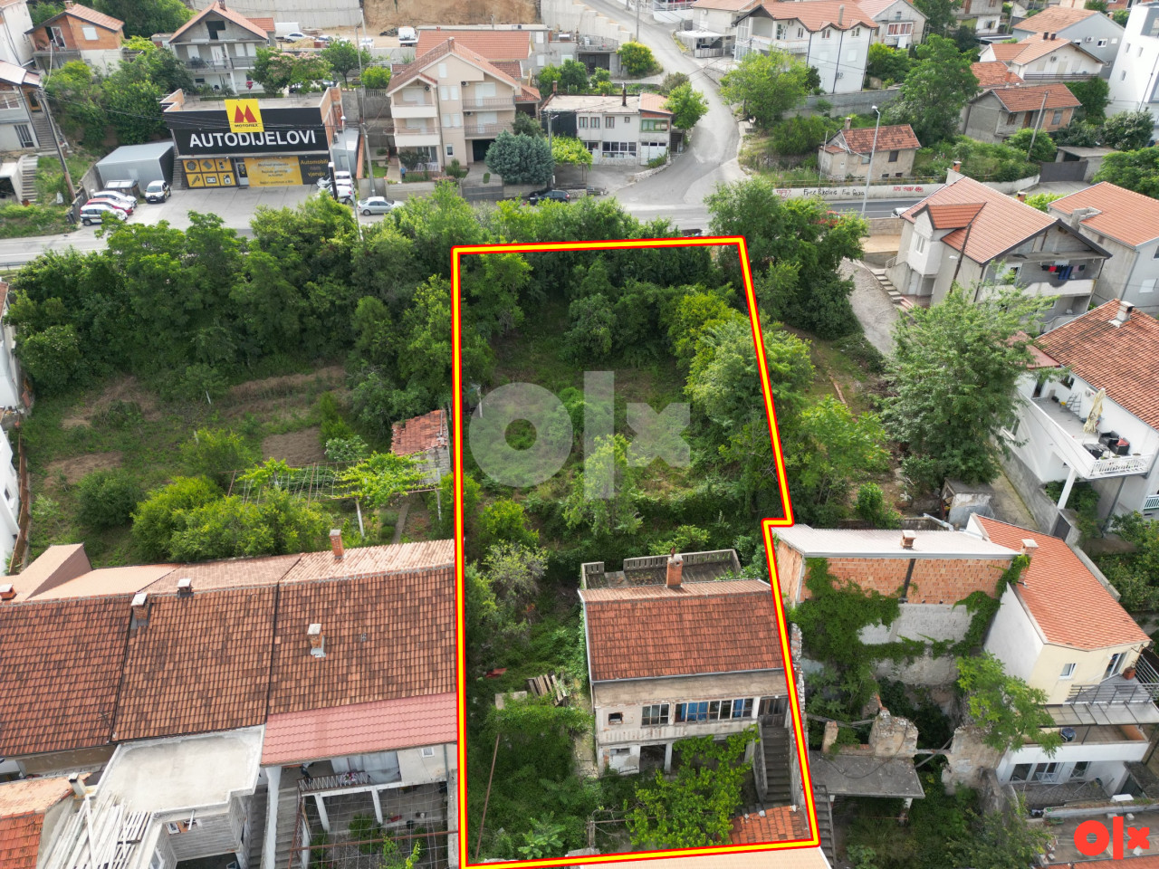 Zemljište 832m2 i uknjižena kuća uz M17