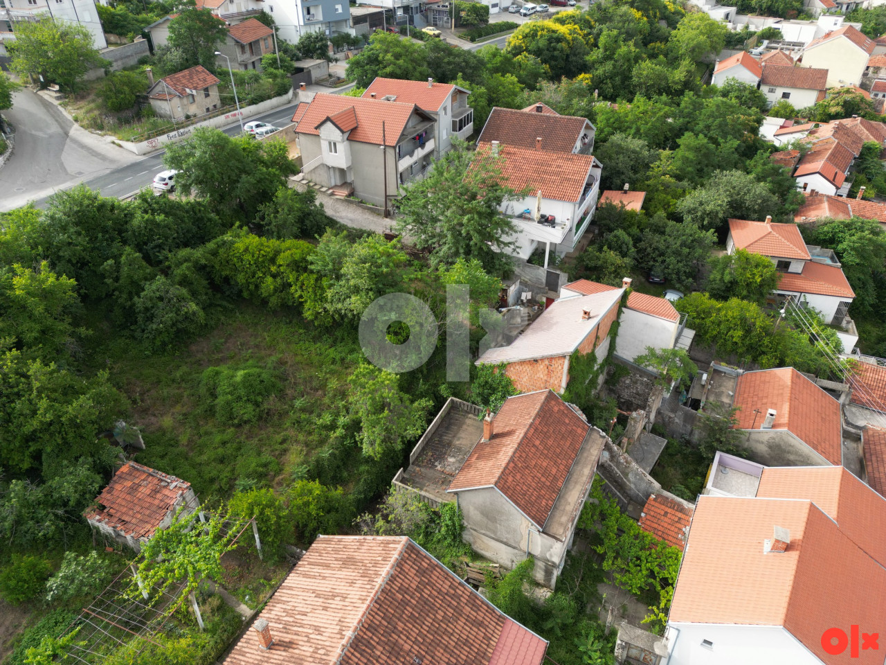 Zemljište 832m2 i uknjižena kuća uz M17 2