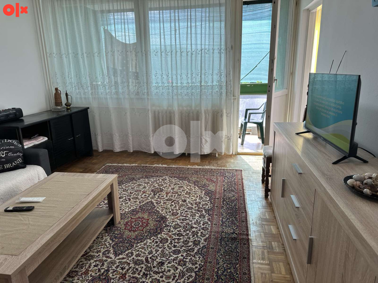 IZNAJMLJUJEM Namjesten stan 55m2 na Otoci u Brčanskoj ulici