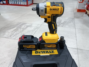 DeWalt udarni odvijač / 2 baterije 4aH + punjač