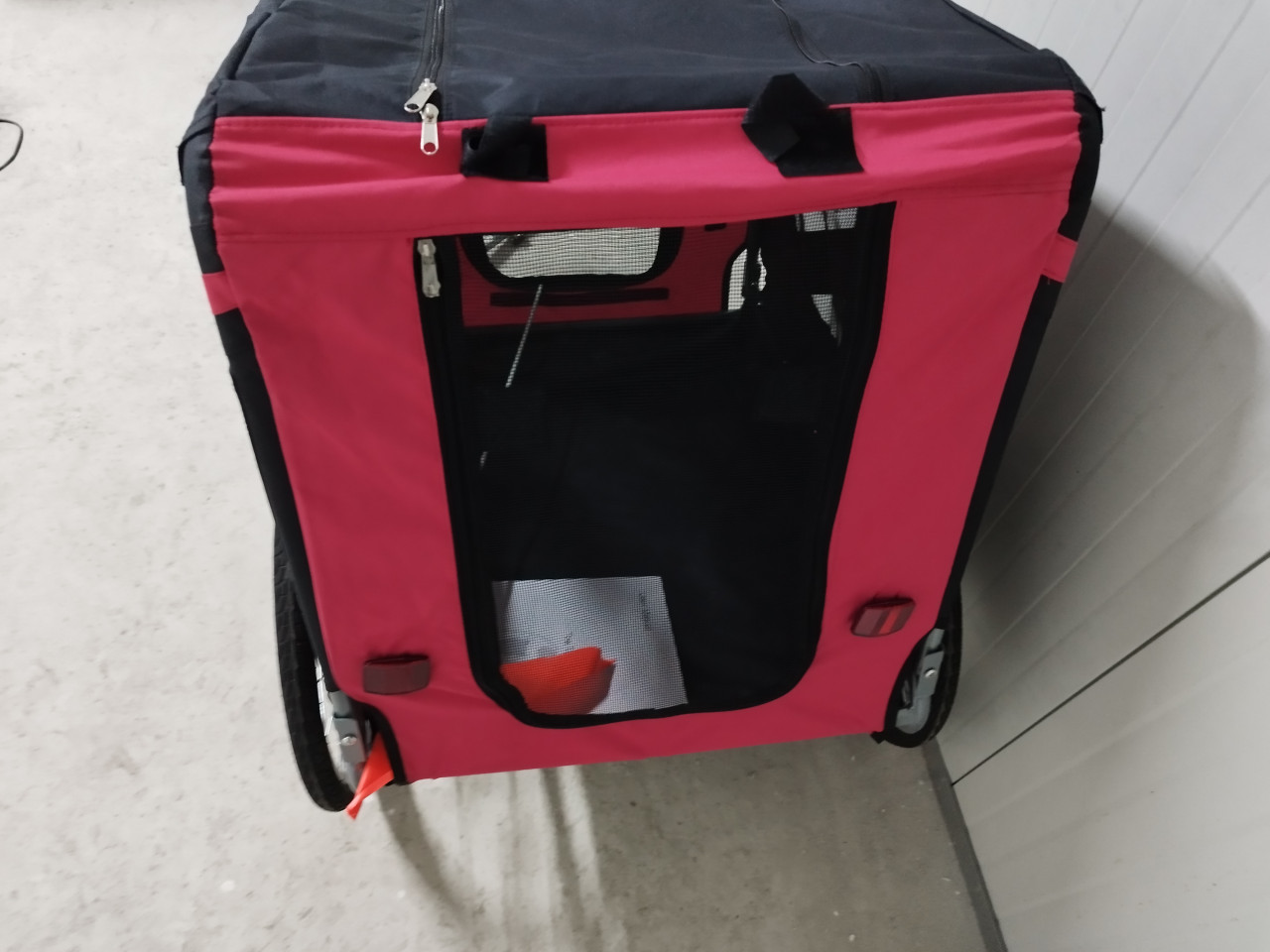 Biciklo prikolica, teret max 26kg, crno-crvena